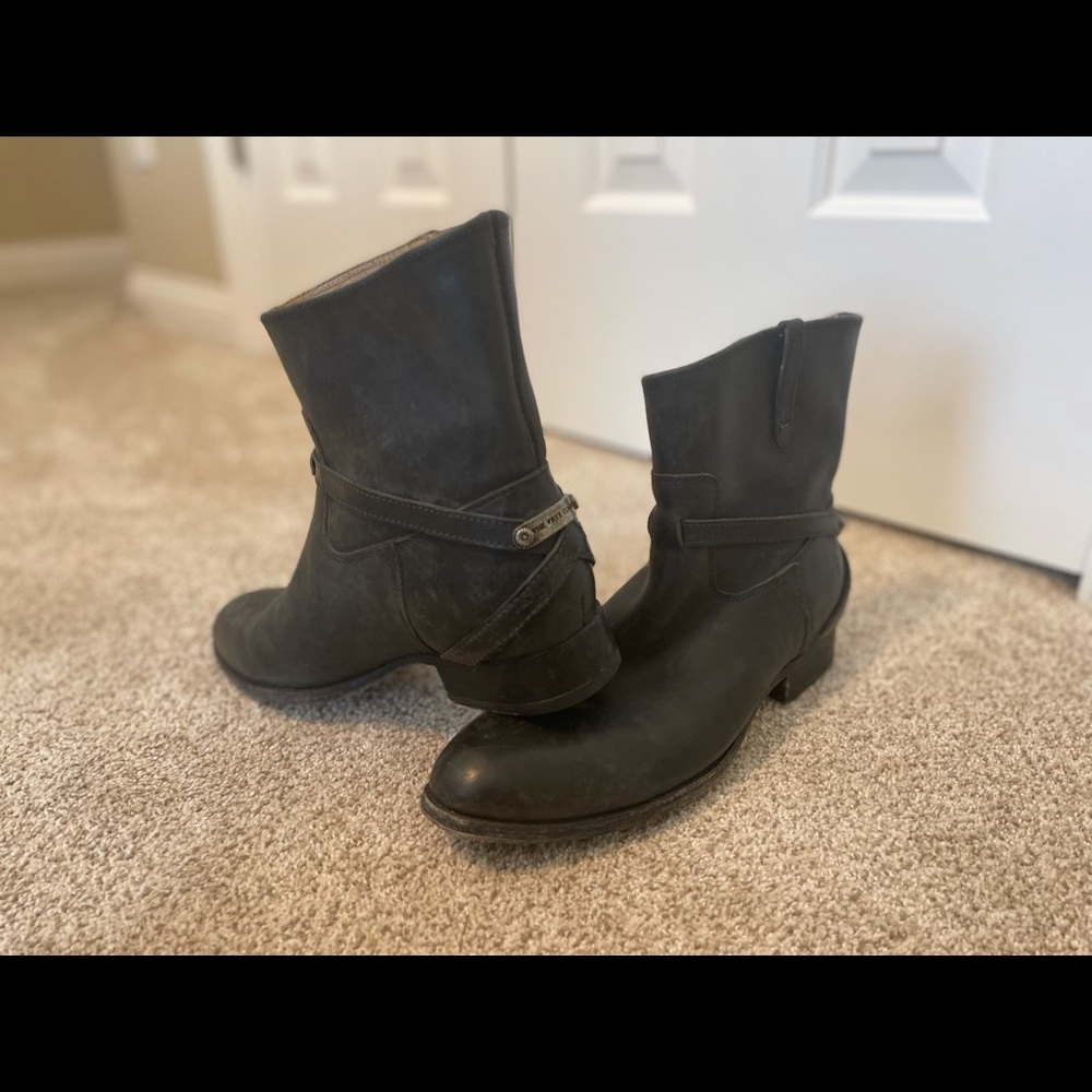 FRYE Lindsey plate black slip on booties. Size 11